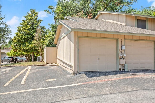 Building Photo - 901 Silver Quail Ln
