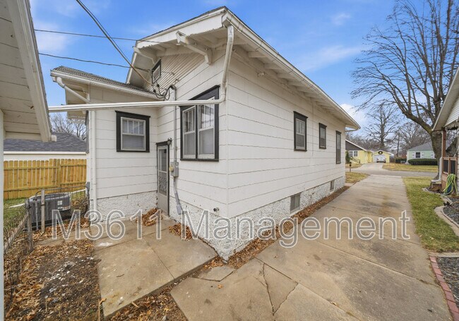 Building Photo - 6928 Ballard Ave