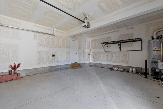 Building Photo - Exquisite 4-bedroom, 2.5-bath home located...
