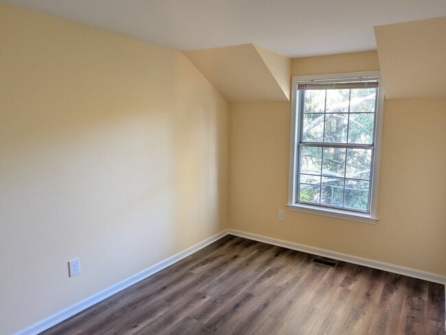 Building Photo - Cozy & Lifestyle-Oriented