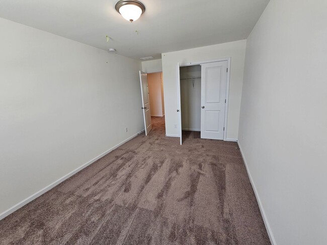 Building Photo - Beautiful Townhome in North Charlotte