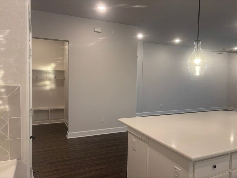 Building Photo - 8625 Spindletop Dr