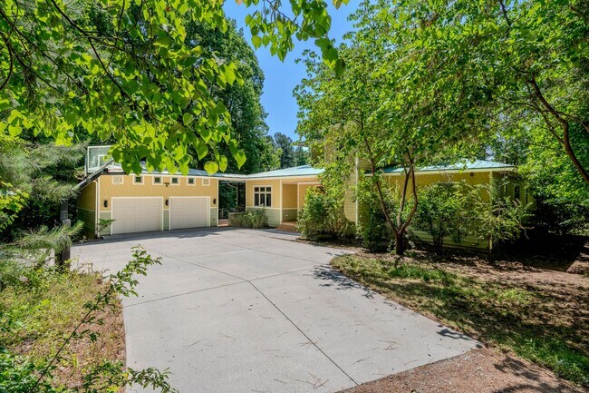 Building Photo - 817 Oasis Dr