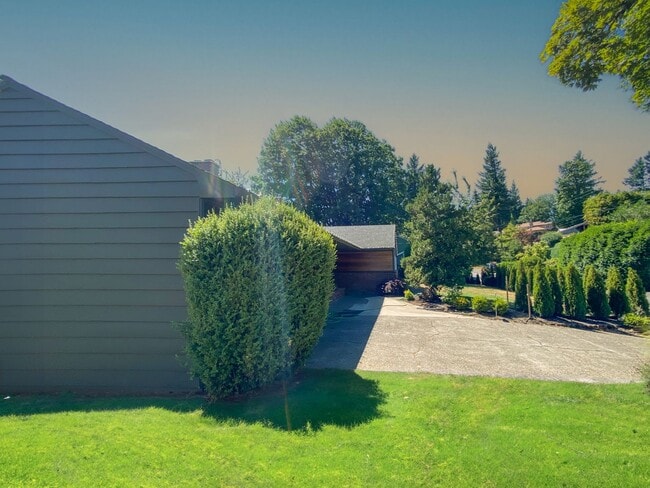 Building Photo - Stunning Mid-Century Home with Spectacular Southerly Views in Sought-After Terwilliger Heights!