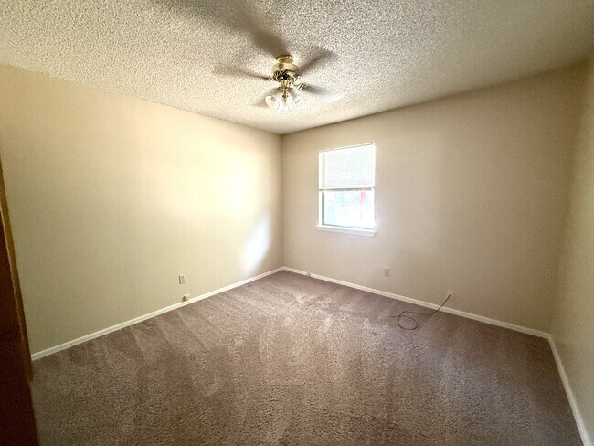 Building Photo - 2302 Shenandoah Dr