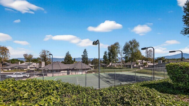 Building Photo - Updated and Move-In Ready!