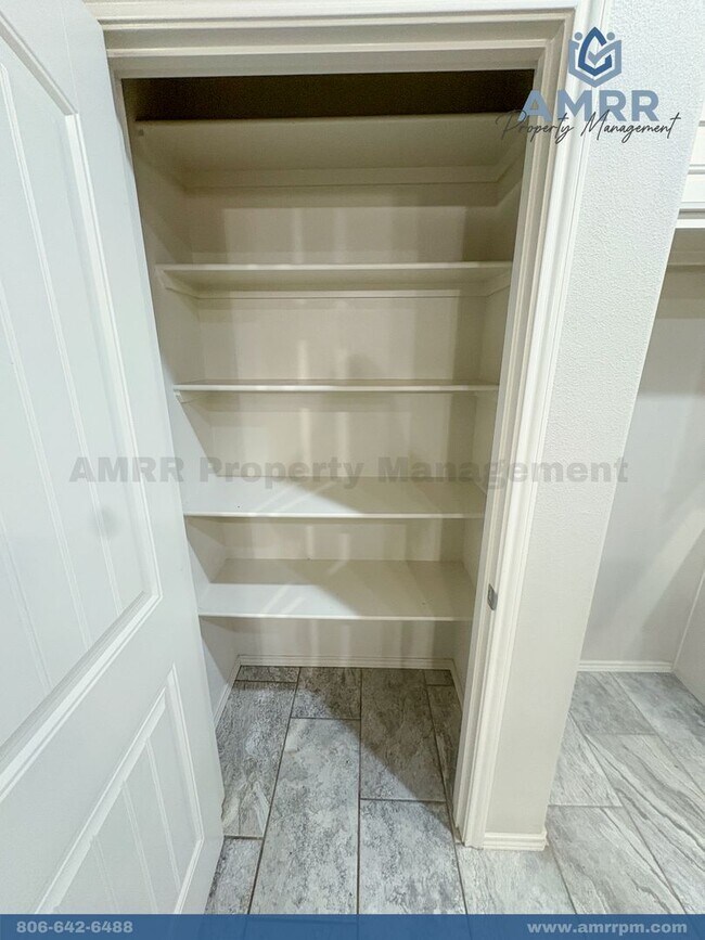 Building Photo - Easy Living with AMRR: Spacious 3-Bedroom Home