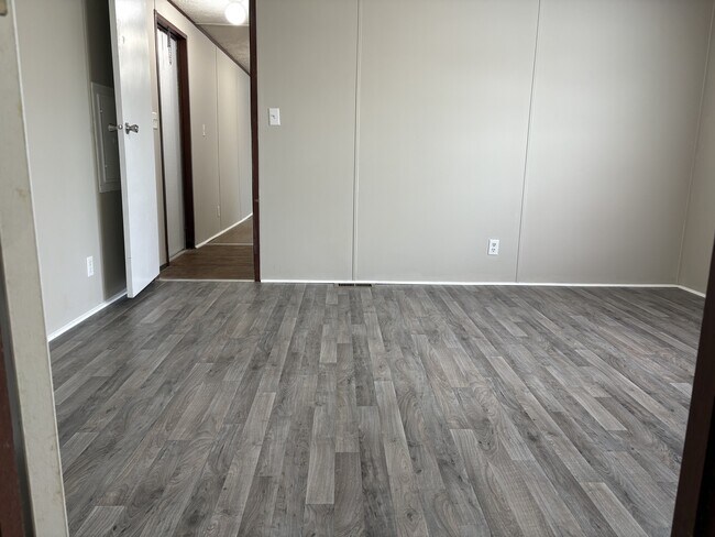 Building Photo - 603 Aster Bend