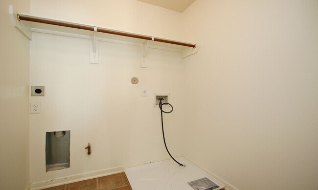 Building Photo - For Lease | 4 Bed, 2.5 Bath |2,314 Sq Ft |...