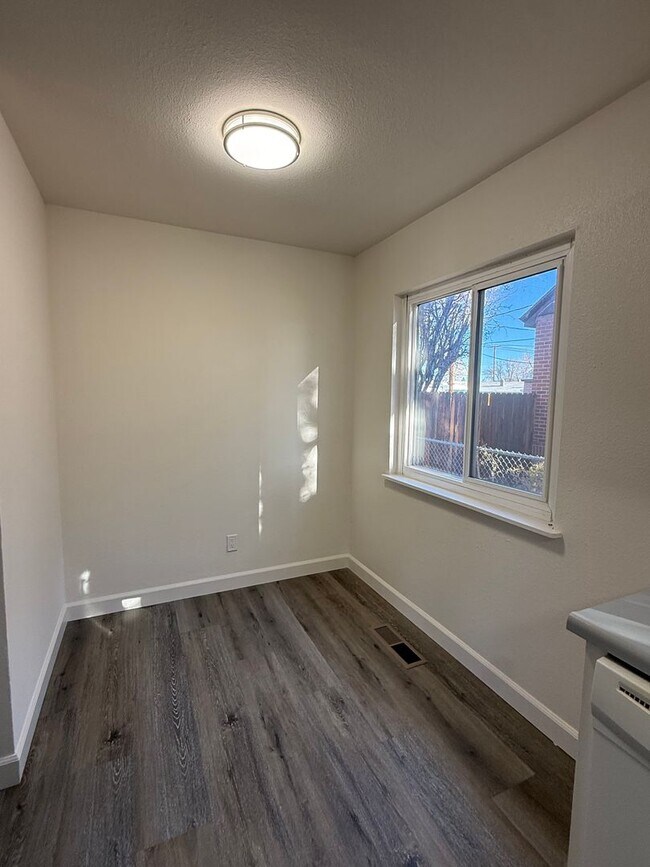 Building Photo - 306 16th St