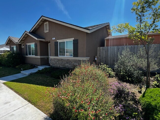 Building Photo - 2685 W McComb Ave