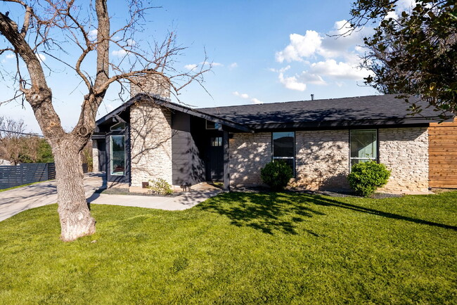 Building Photo - Gorgeous New Remodel with a Bright and Open Floorplan