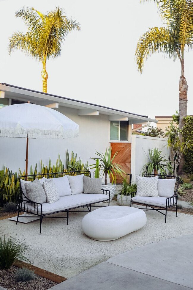 Building Photo - Great private location from this Fully ren...