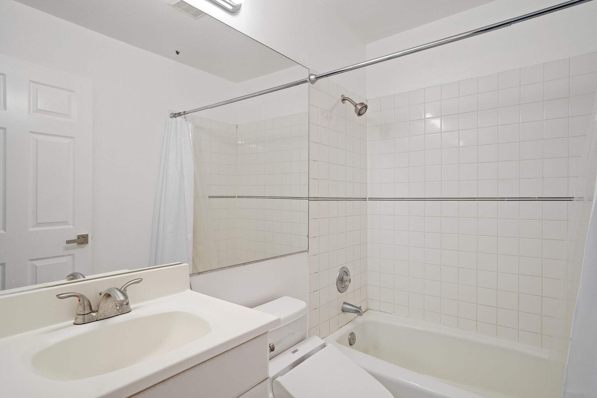 Building Photo - 850 N Poinsettia Pl