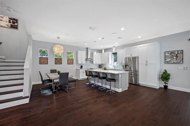 Building Photo - 902 W Plymouth St