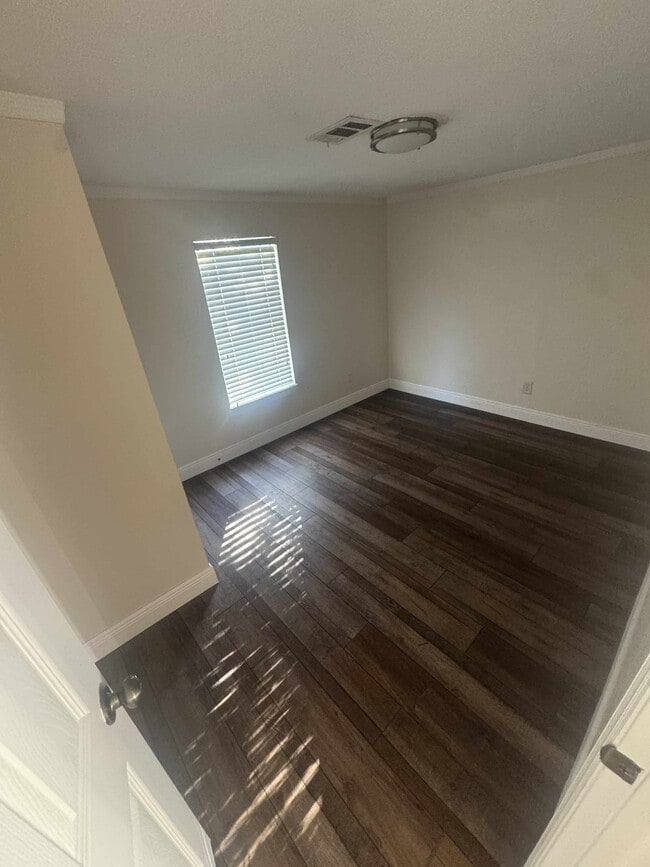 Building Photo - 2816 E Lake Rd