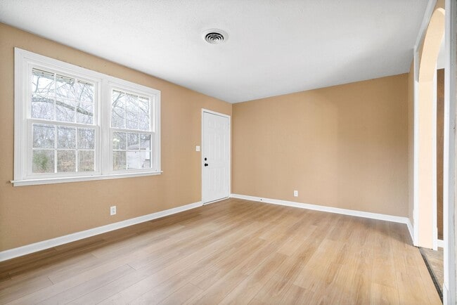 Building Photo - 3 Bedroom Pet Friendly Home For Rent!