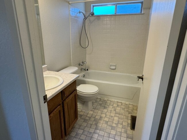 Building Photo - 3 Bedroom 2 bath with beautiful landscapin...