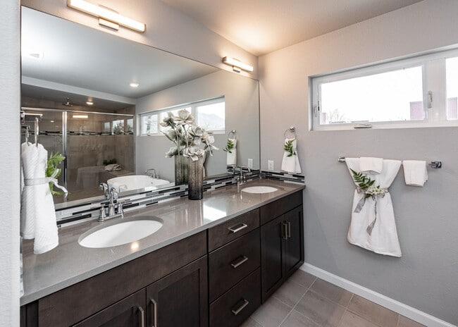 Building Photo - Luxury Executive Westside Townhouse with E...