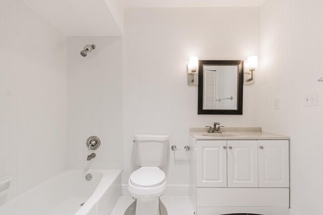 Building Photo - 2810 NE 60th St