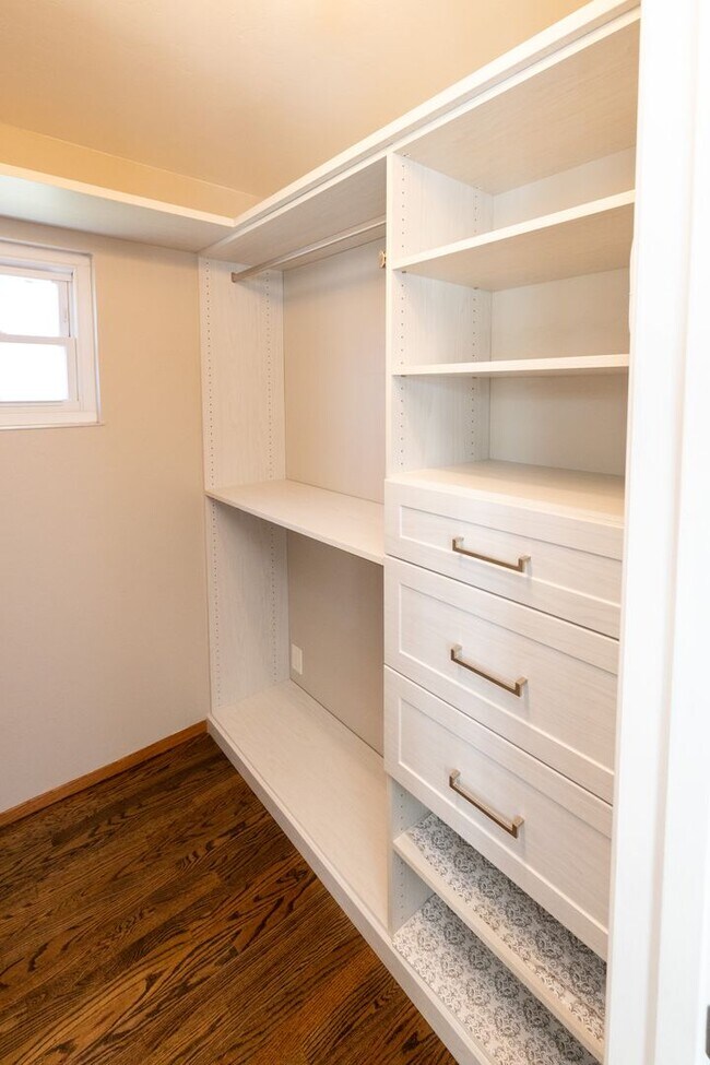 Building Photo - Amazing 4 bedroom home in one of Castro Valley's most desirable neighborhoods.  Owned solar!