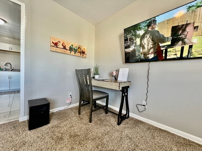 Building Photo - Welcoming Two Bedroom Apartment on Whitaker