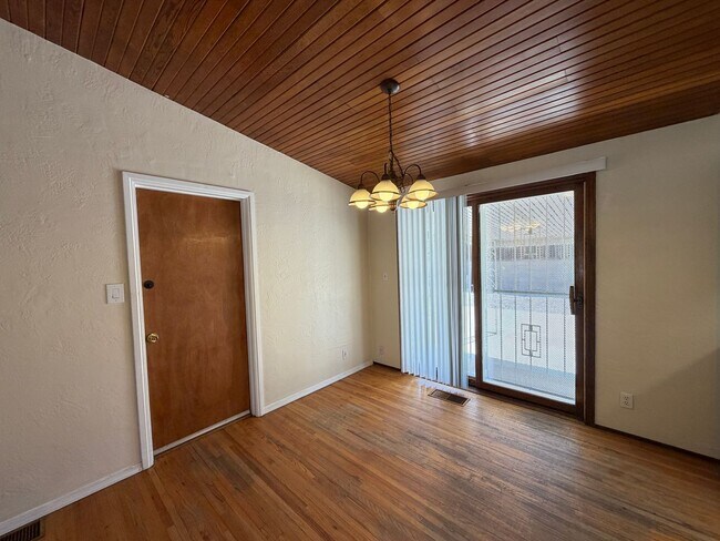 Building Photo - 2838 La Veta Dr