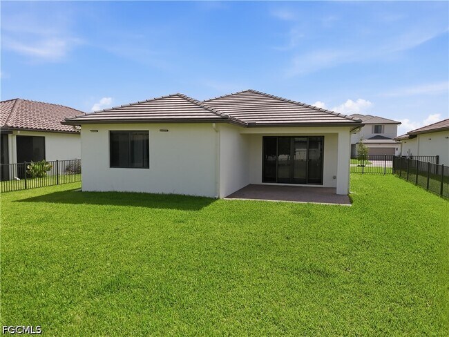 Building Photo - 5069 Penella Ave
