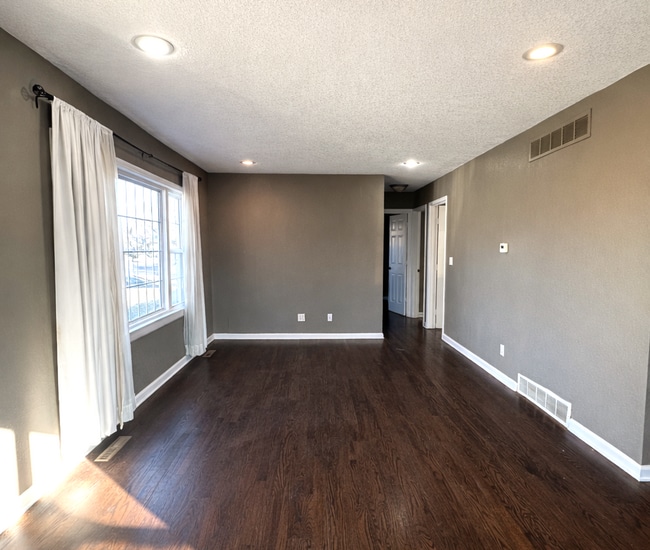 Building Photo - SEE IT NOW: Charming Home with Spacious Living, Modern Kitchen & Private Driveway in Overland Park!