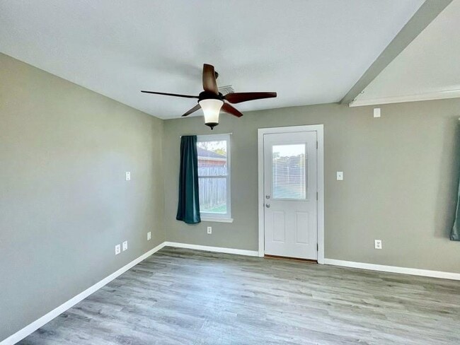 Building Photo - 6935 Creek Village Dr