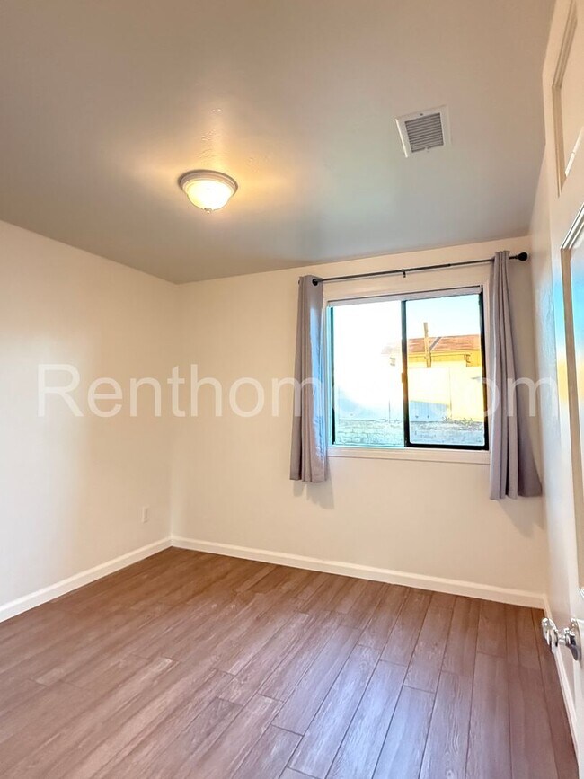 Building Photo - 5034 Baxter St