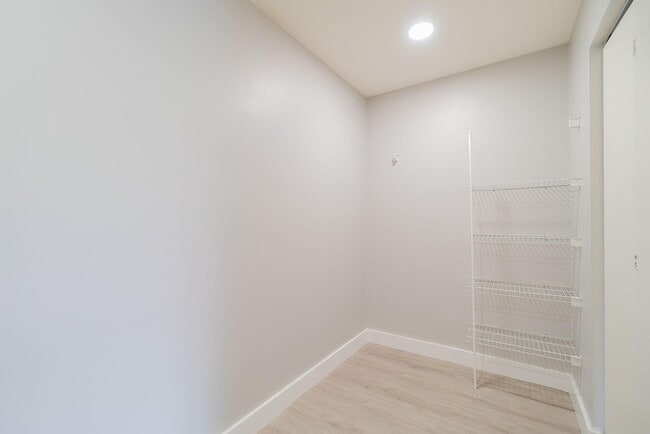 Building Photo - 205 River Bluff Ln