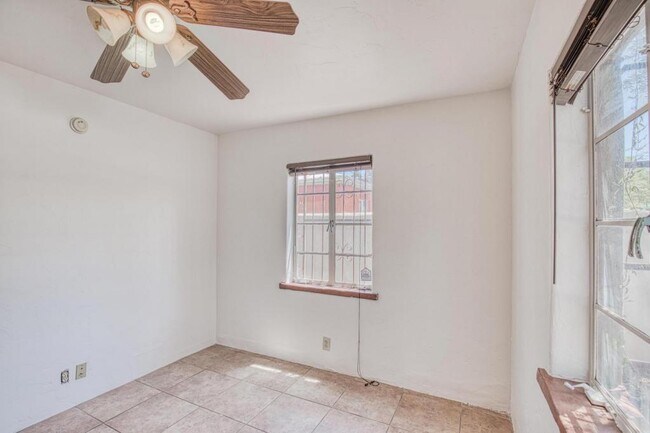 Building Photo - 1304 E Linden St