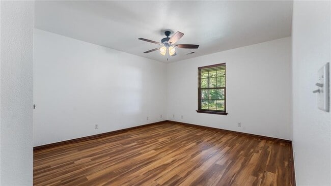 Building Photo - 1135 N Vista Pl
