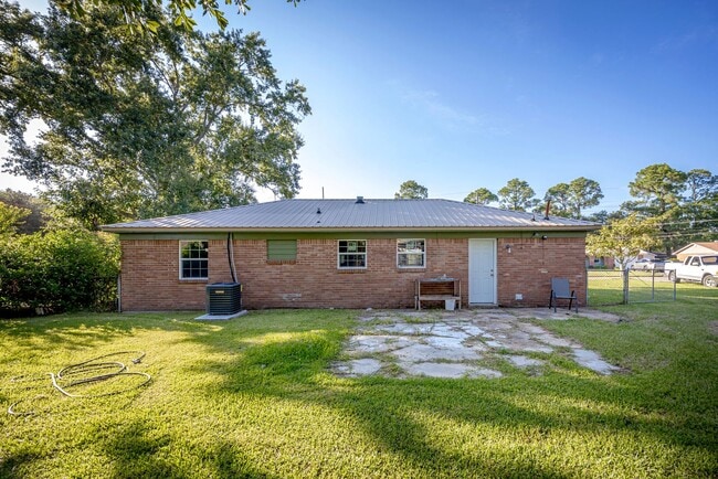 Building Photo - 3 Bed 1 Bath Home In Pascagoula - New Appl...