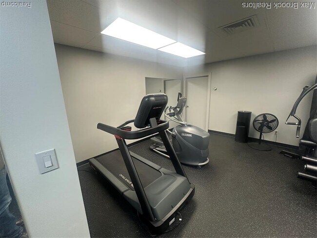 Building Photo - 600 W Brown St