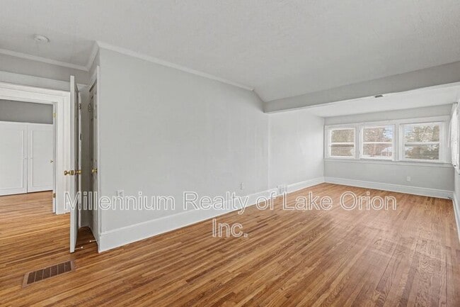 Building Photo - 52 E Iroquois Rd