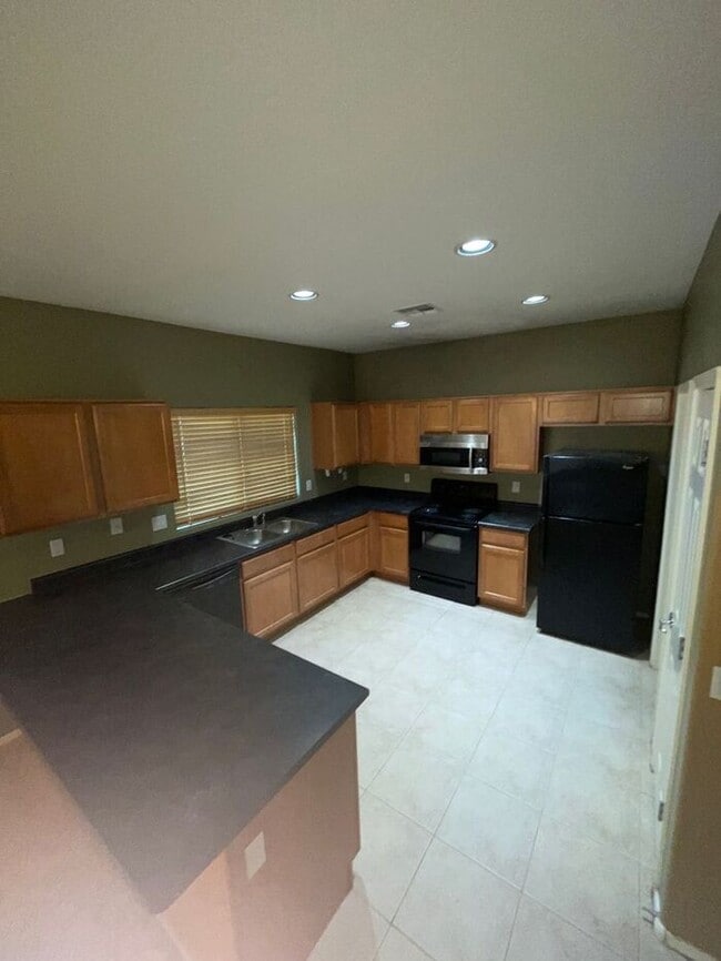 Building Photo - READY TO VIEW NOW! Spacious 3 Bed 2 Bath Home in Surprise Farms!