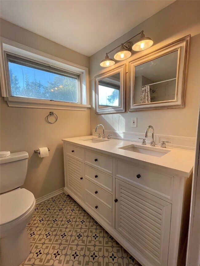 Building Photo - 1112 Southampton Dr