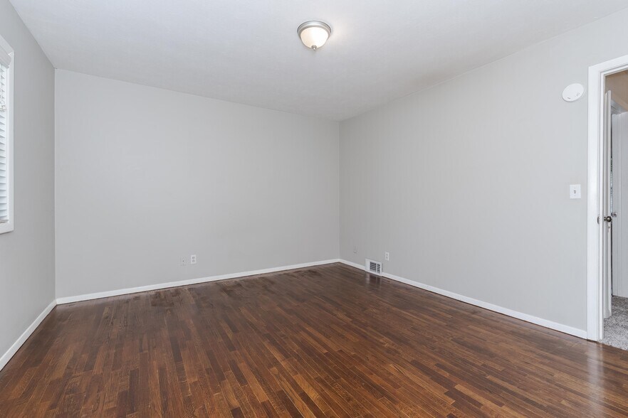 45N bedroom 2 - 45 Whites Plz