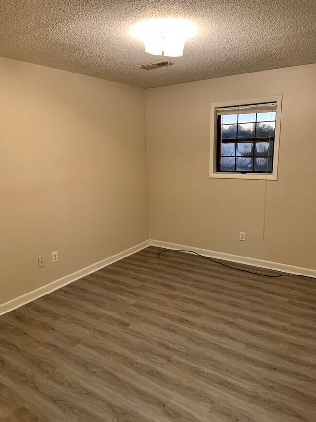 Building Photo - 2 Bedroom Duplex with Yard