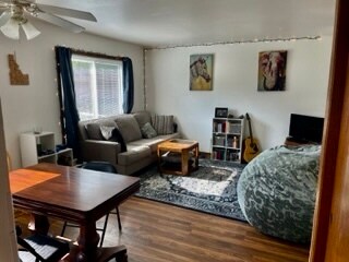 Living room - 2016 McKenna Blvd