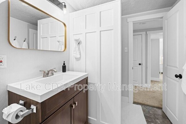 Building Photo - 3870 N Honeysuckle Dr