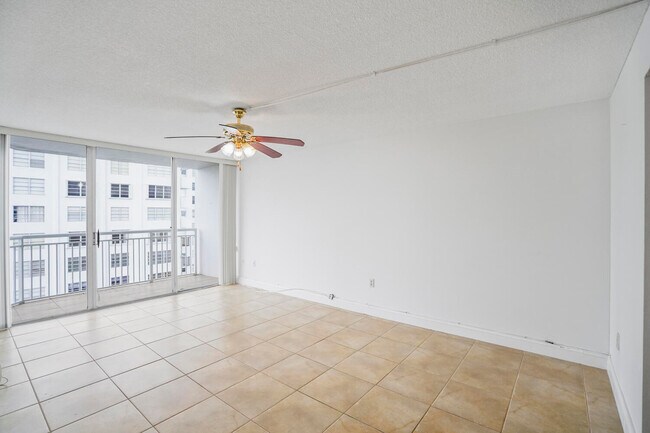 Building Photo - 18051 Biscayne Blvd