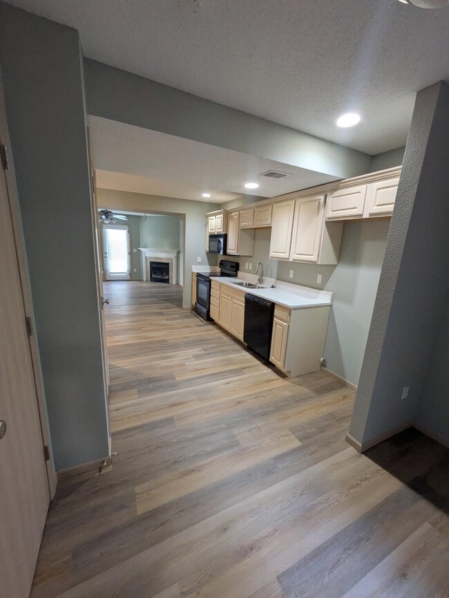 Building Photo - 2013 Hickoryleaf Ln