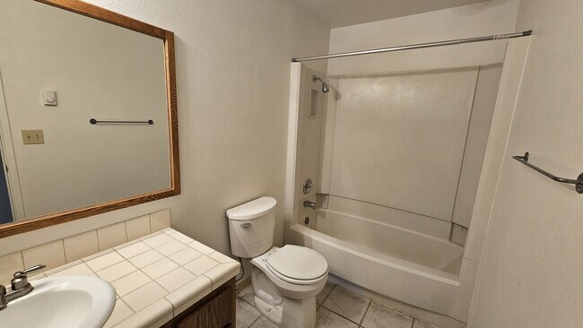 Building Photo - 1602 SE 145th Ct