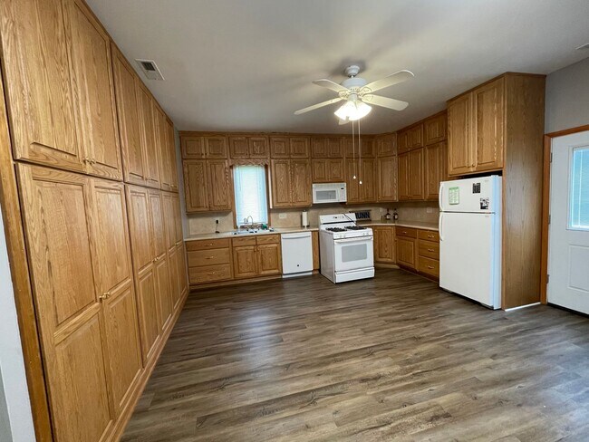 Building Photo - Single family home with BARN/SHOP - Flora, Indiana