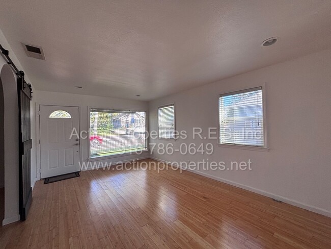 Building Photo - Downtown Roseville - 2 Bed, 1 Bath - Single Level Bungalow - Landscaping Included - Utilities Inc...