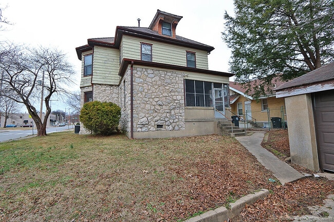 Building Photo - Three Story House Close to SEMO - June 2026- May 2027 Lease