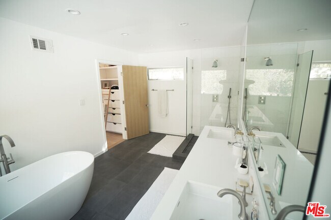 Building Photo - 2690 Zorada Dr